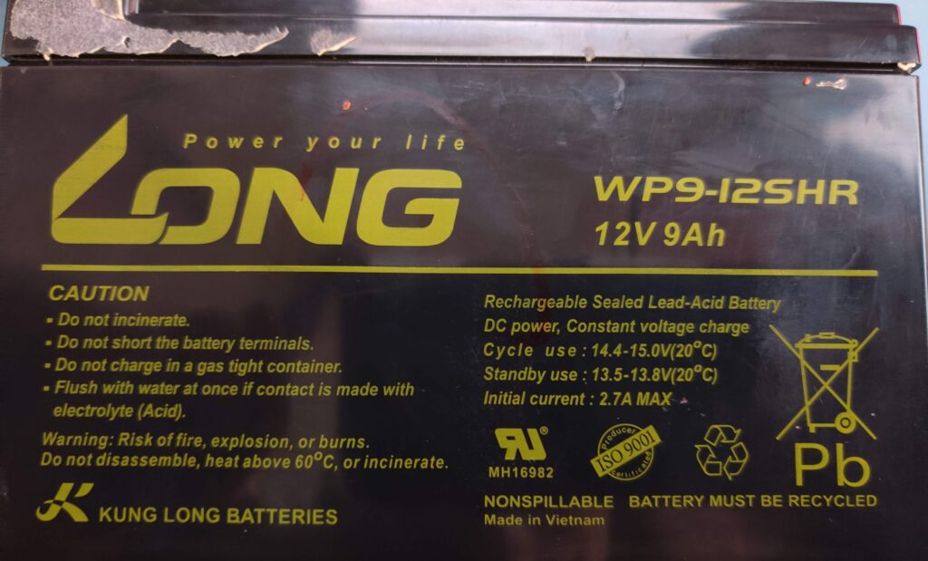 Close-up of the same label — cycle use 14.4-15.0V, standby 13.5-13.8V, initial current 2.7A max